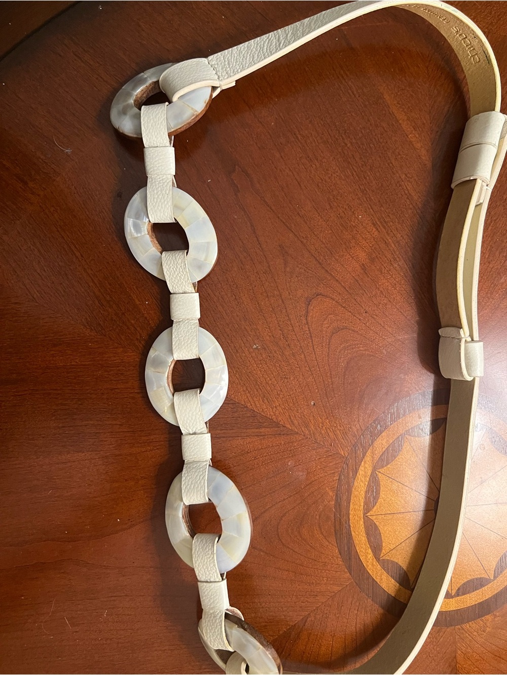 Chico's off-white leather belt with iridescent mother of pearl rings
Size Small